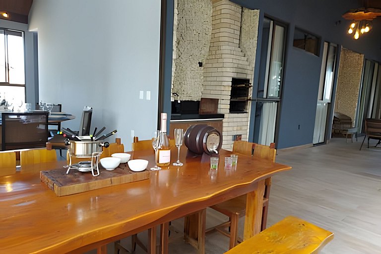 Casa Belga: Residência de Alto Padrão no Condomínio Yes Bana