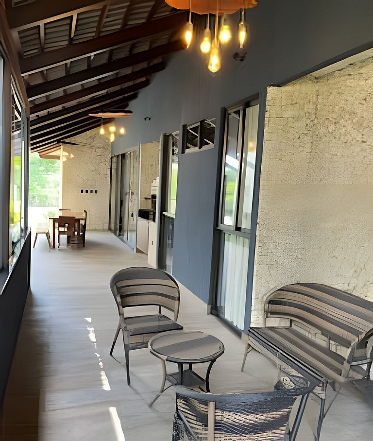 Casa Belga: Residência de Alto Padrão no Condomínio Yes Bana